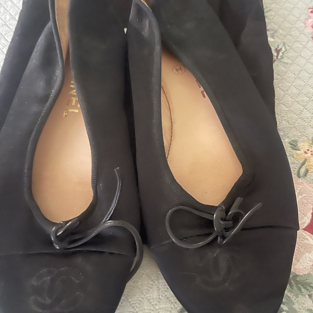 CHANEL Black ballet Flats Classic Minimalist Design comes with dust bag